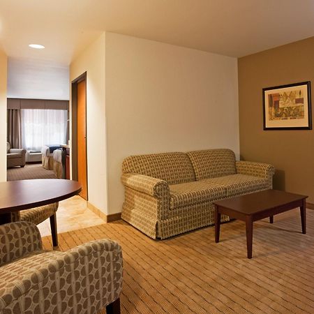 Holiday Inn Express Hotel & Suites Antigo By Ihg Esterno foto