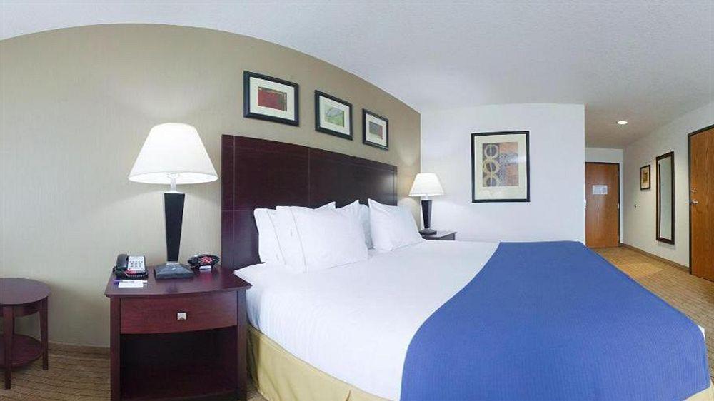 Holiday Inn Express Hotel & Suites Antigo By Ihg Esterno foto