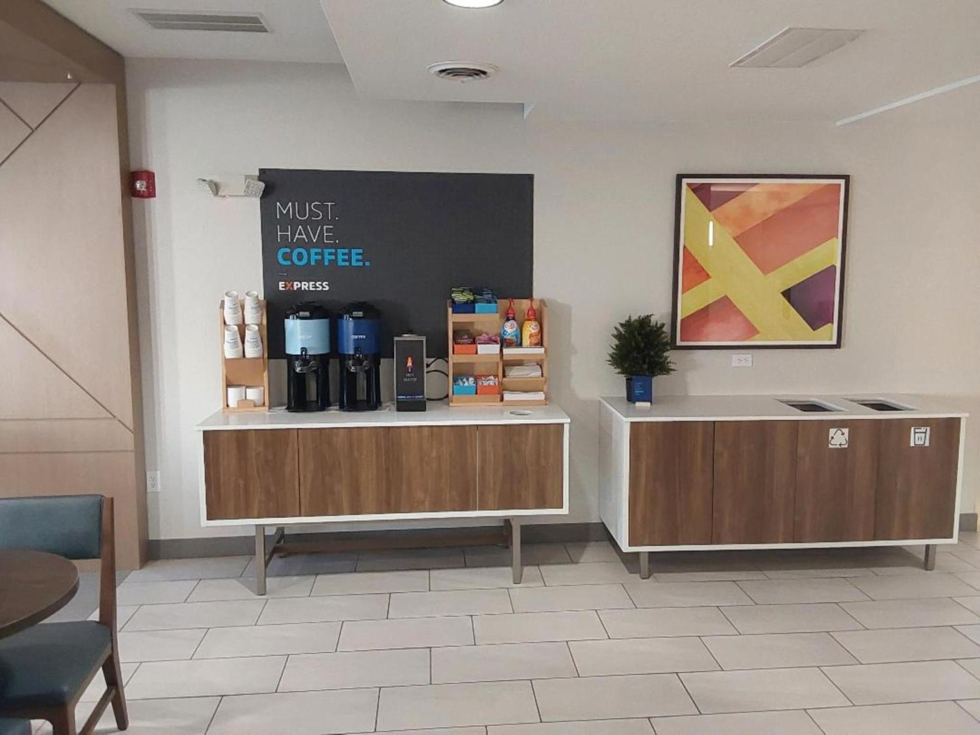 Holiday Inn Express Hotel & Suites Antigo By Ihg Esterno foto
