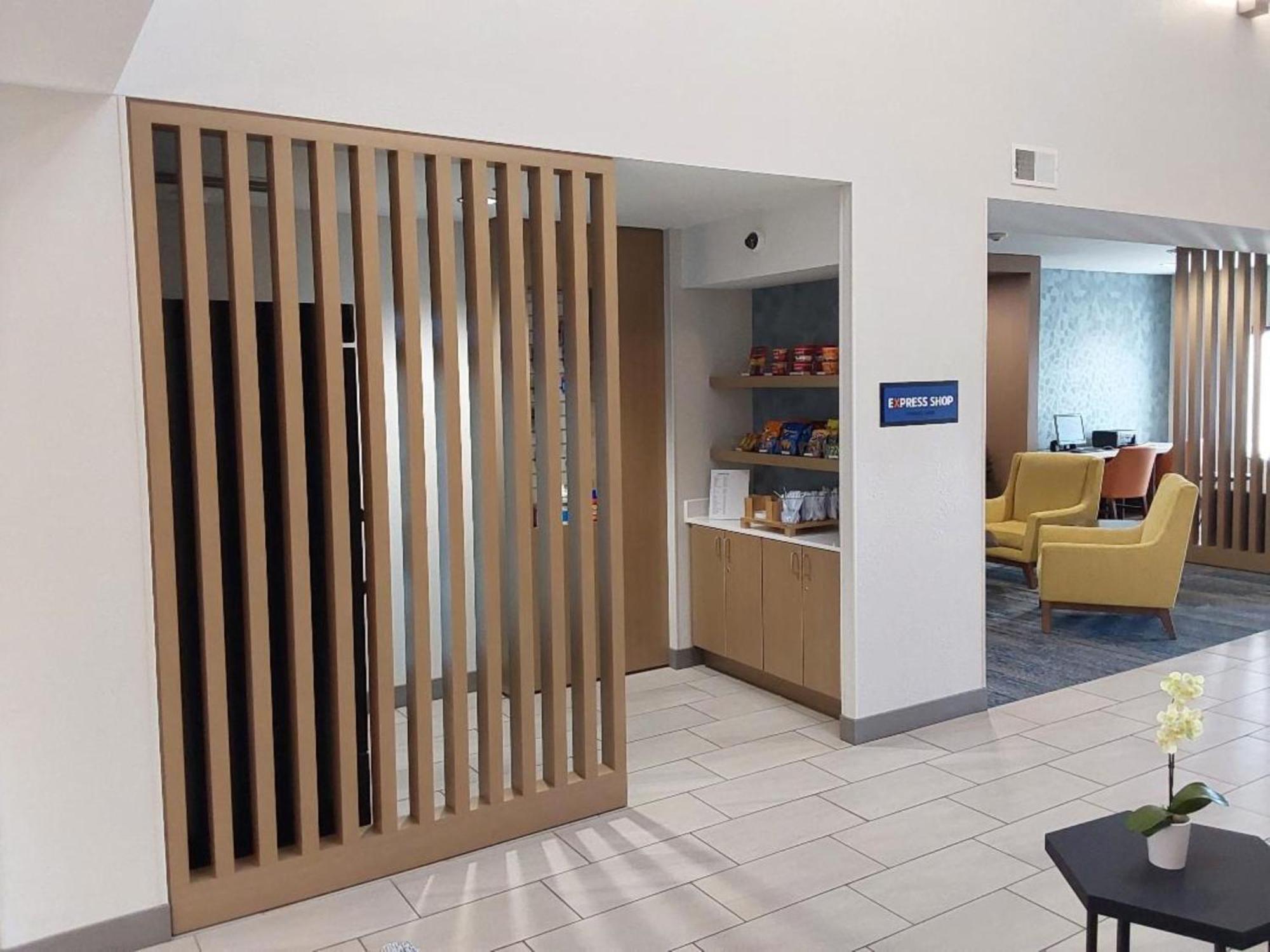 Holiday Inn Express Hotel & Suites Antigo By Ihg Esterno foto