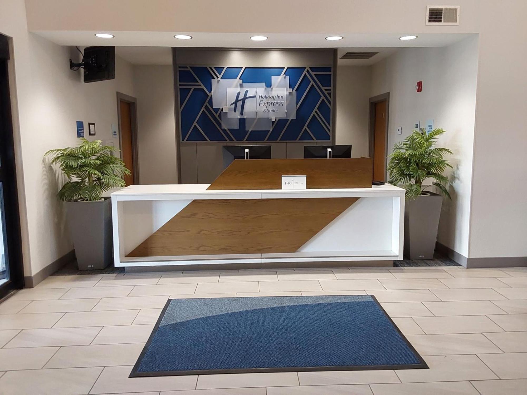 Holiday Inn Express Hotel & Suites Antigo By Ihg Esterno foto