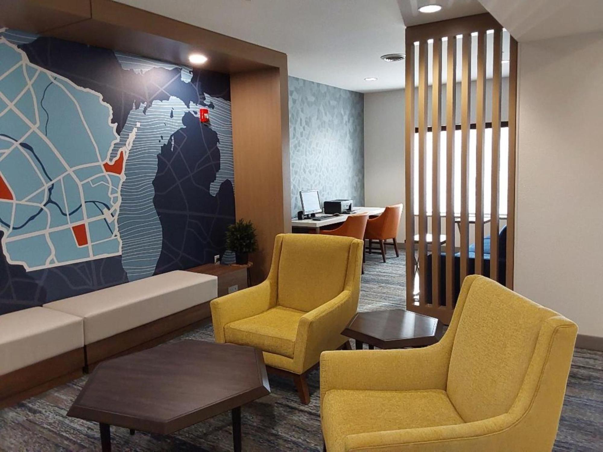 Holiday Inn Express Hotel & Suites Antigo By Ihg Esterno foto