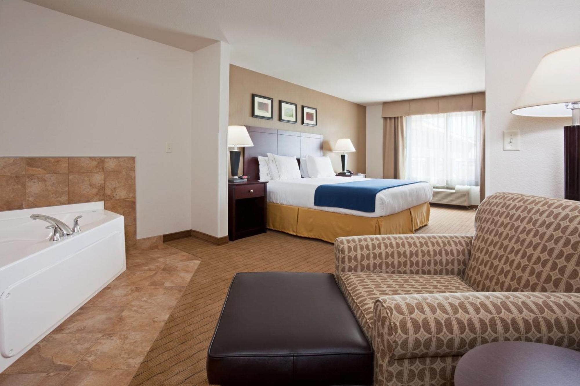 Holiday Inn Express Hotel & Suites Antigo By Ihg Esterno foto