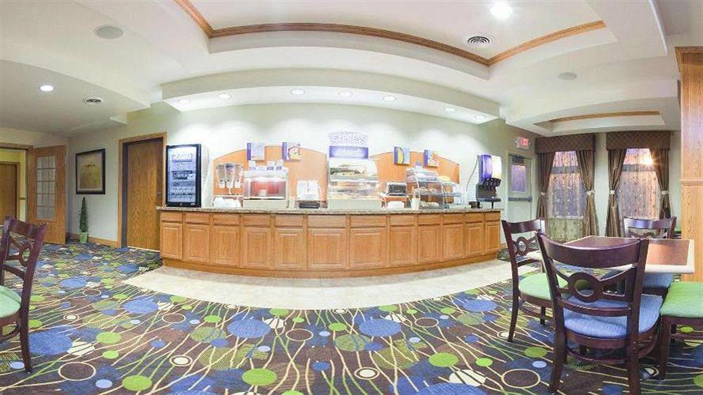 Holiday Inn Express Hotel & Suites Antigo By Ihg Esterno foto